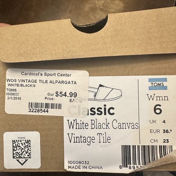 Toms Women's 6 White Round Toe Low Top Flat Comfort Slip On Loafers Shoes - Picture 2 of 6